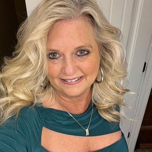 Meet your Posher, Lora